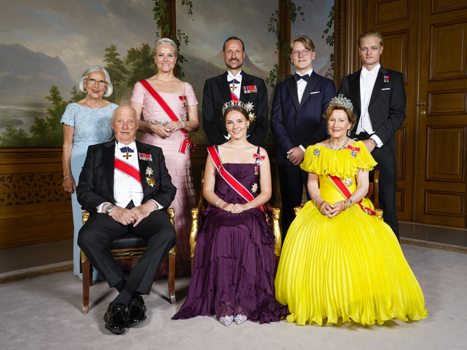 In front: HM The King, HRH Princess Ingrid Alexandra and HM The Queen. Back from left: Ms Marit Tjessem, HRH The Crown Princess, HRH The Crown Prince, Prince Sverre Magnus and Mr Marius Borg Høiby. Photo: Lise Åserud, NTB